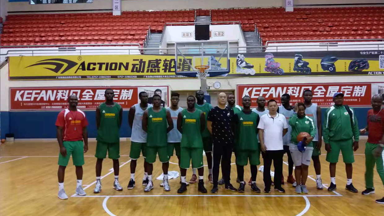 AG智博体育中国有限公司总经理与碦麦隆篮球队合影.jpg